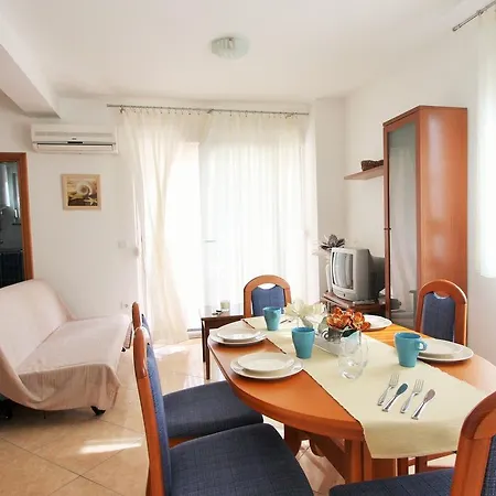 Peaceful In Croatia With Terrace Apartmán