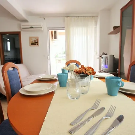 Peaceful In Croatia With Terrace Apartmán