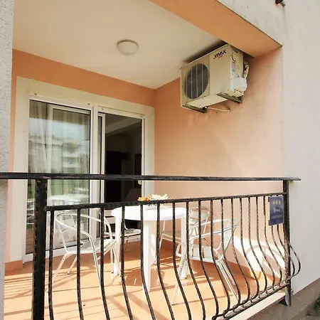 Peaceful In Croatia With Terrace Appartamento